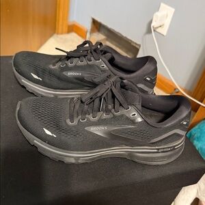 Brooks Men's Black and Gray Athletic Shoes